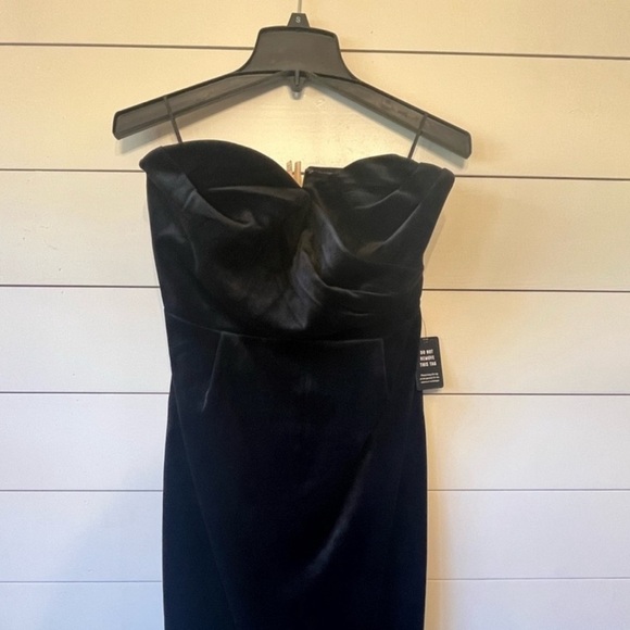 Elegant Black Strapless Dress - Picture 5 of 6